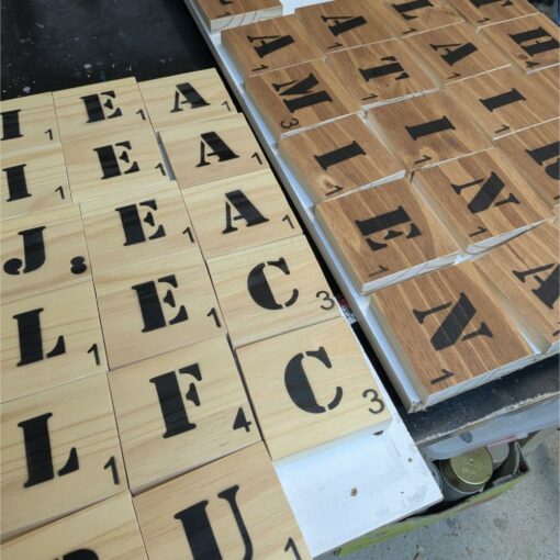 Tuiles de Scrabble en bois avec lettres noires.