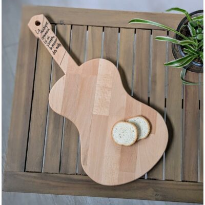 Planche guitare en bois avec deux tranches de pain.