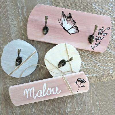 Patères en bois décoratives peintes.