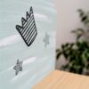chaise-enfant-artisanal-personnalisé-bois-enfant-chambre-meuble Couronne et étoiles dessinées sur bois vert clair