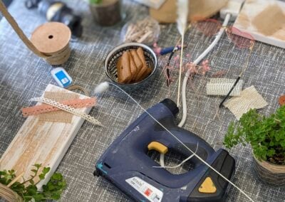 Atelier de bricolage avec outils et plantes.
