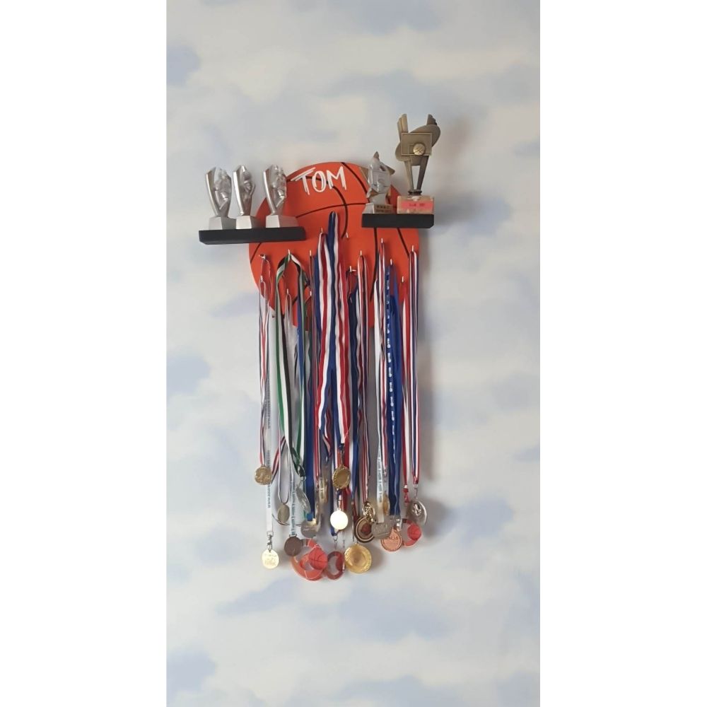étagère-basket-médaille-personnalisé-décoration-chambre-enfant-bois-artisanal-cadeau étagère-basket-médaille-personnalisé-décoration-chambre-enfant-bois-artisanal-cadeau
