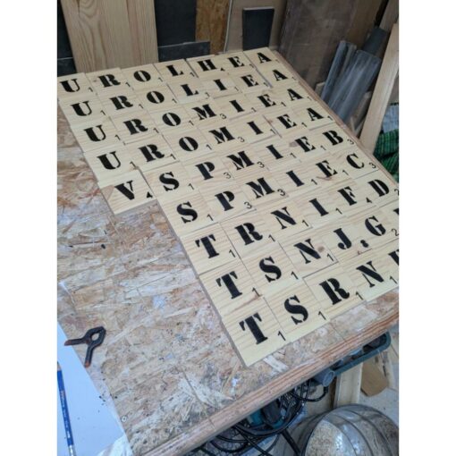 Lettres de scrabble géantes sur une table en bois.