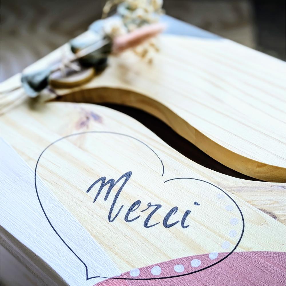 urne-évènements-mariage-bois-fleurs-séchées-personnalisé-décoration-artisanal Bois avec cœur et inscription "Merci".
