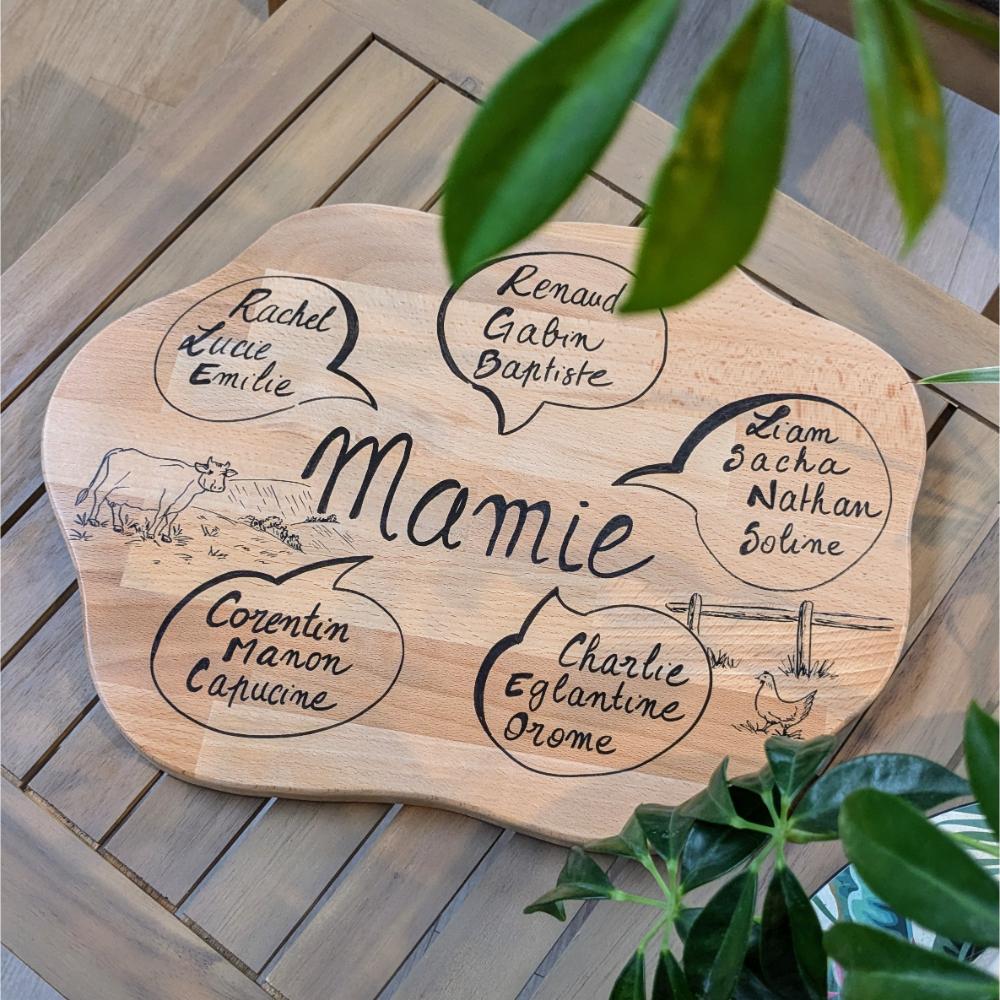 planche-plateau-bois-biface-apéro-personnalisé-artisanal-aperitif Planche en bois avec noms et dessins campagne.