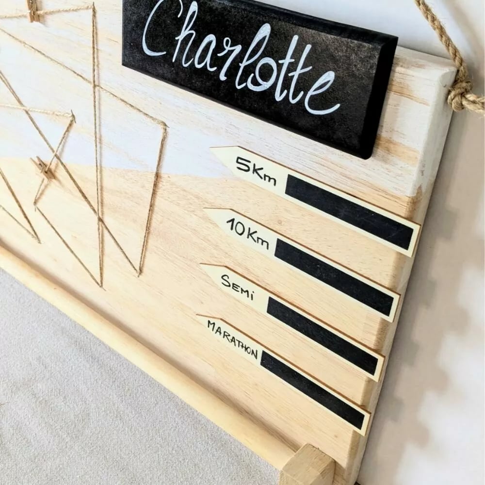 support-presentoir-medaille-running-trail-bois-artisanal-personnalisé-cadeau Panneau en bois personnalisé avec distances de course affichées et médailles.