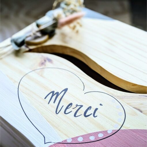 Bois avec cœur et inscription "Merci".