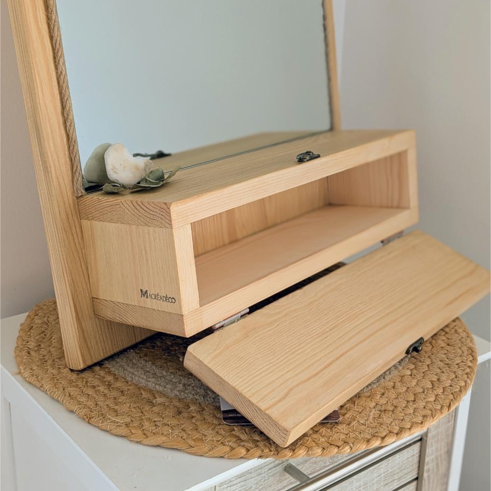 miroir-tiroir-bois-brosse Miroir en bois avec compartiment ouvert.