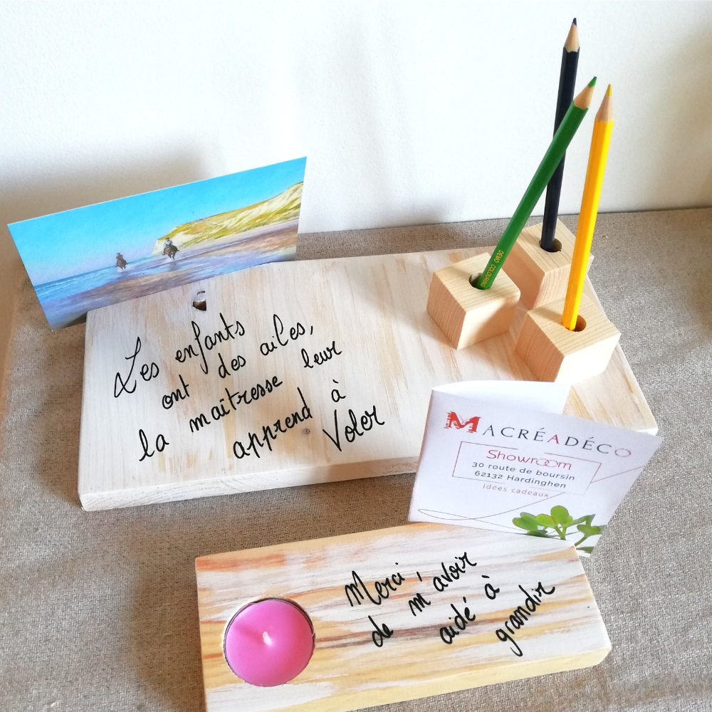 support-pot-porte-crayons-bois-décoration-bureau-cadeau-maitresse-fin-d'année-message-bois-personnalisé-artisanal support-pot-porte-crayons-bois-décoration-bureau-cadeau-maitresse-fin-d'année-message-bois-personnalisé-artisanal