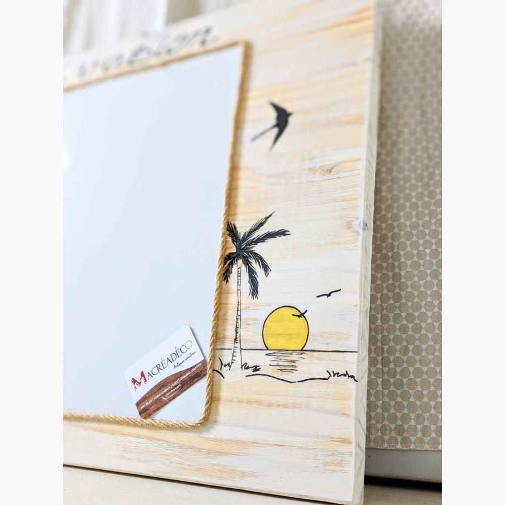 Cadre décoratif avec dessin de plage et coucher de soleil.