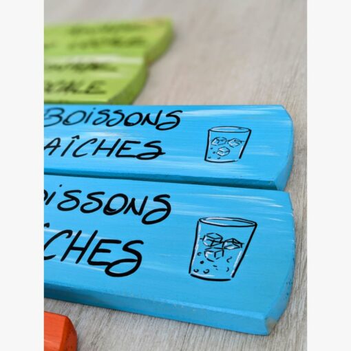 Panneau bleu boissons fraîches, glaçons dessinés.