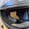 support-rangement-casque-equipement-moto-bois-artisanal Intérieur d'un casque avec support en bois.