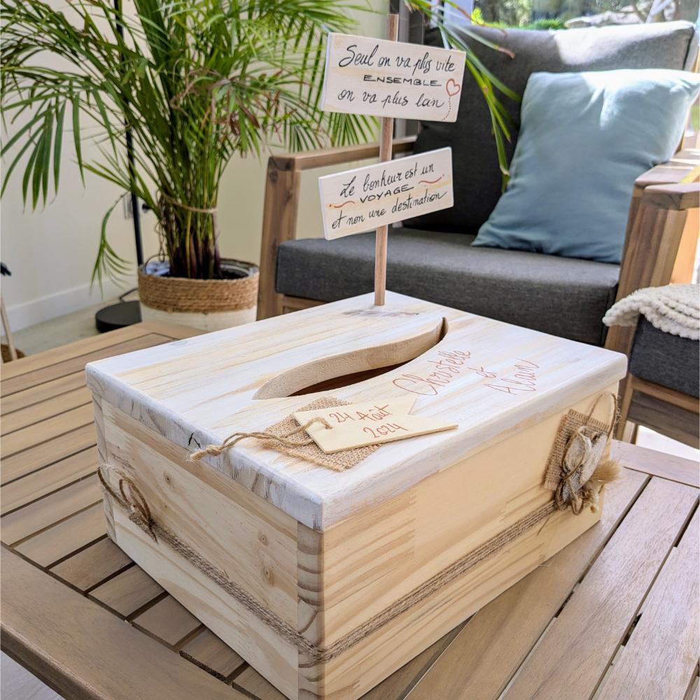 urne-évènements-mariage-bois-fleurs-séchées-personnalisé-décoration-artisanal Boîte en bois décorée sur table de salon.