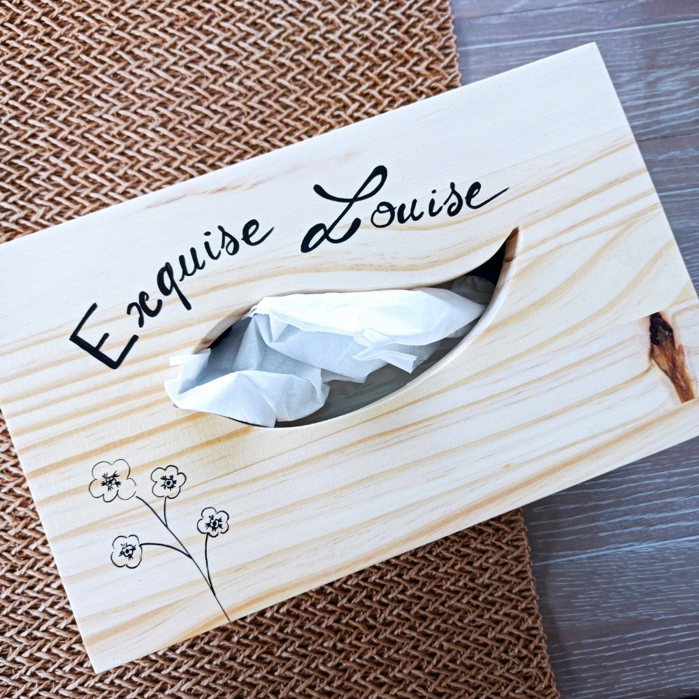 boite-distributeur-sur-boite-mouchoirs-décoration-cadeau-bois-personnalisé-artisanal boite-distributeur-sur-boite-mouchoirs-décoration-cadeau-bois-personnalisé-artisanal