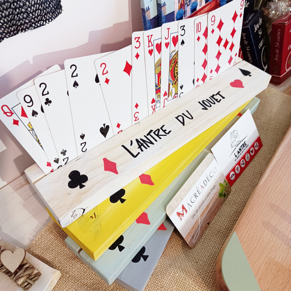 support-porte-cartes-à-jouer-chevalet-enfant-bois-personnalisé-prénom-artisanal support-porte-cartes-à-jouer-chevalet-enfant-bois-personnalisé-artisanal
