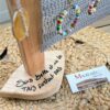 présentoir-support-bijoux-pose-bois-personnalisé-artisanal-cadeau Support bois avec citation inspirante et carte d'entreprise.