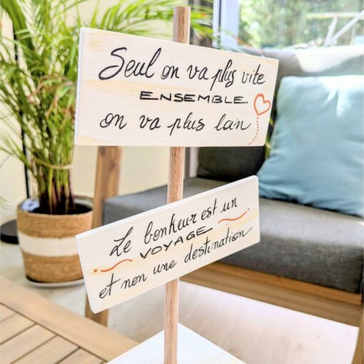 Messages inspirants sur panneaux en bois intérieur lumineux.