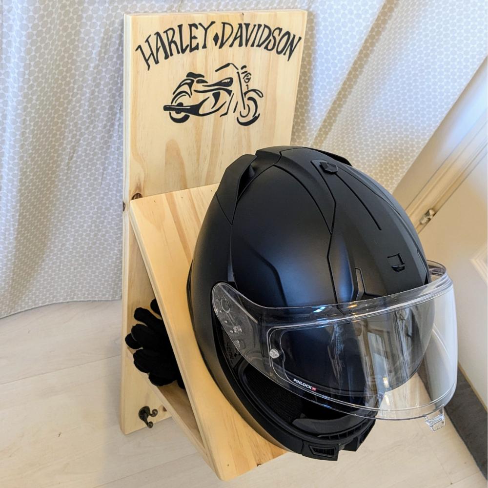 support-rangement-casque-equipement-moto-bois-artisanal Casque moto noir sur support Harley-Davidson.