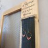support-bijoux-mural-présentoir-bois-boucle-doreille-personnalisé-cadeau-artisanal support-bijoux-mural-présentoir-bois-boucle-doreille-personnalisé-cadeau-artisanal