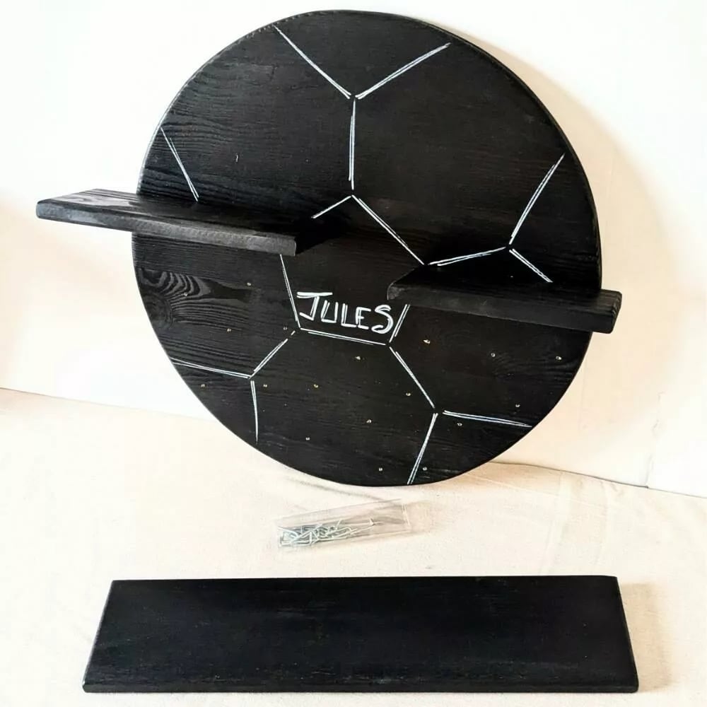 PXL_20251129_102632551~2 Tablette murale noire personnalisée, motif géométrique.