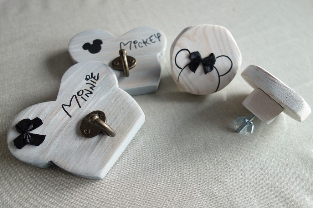 porte-crochet-manteau-pat&egrave;re-mural-bois-d&eacute;coration-personnalis&eacute;-artisanal-enfant-chambre-disney-cadeau