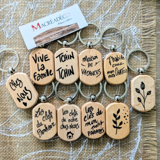 Porte-clés en bois avec messages inspirants.
