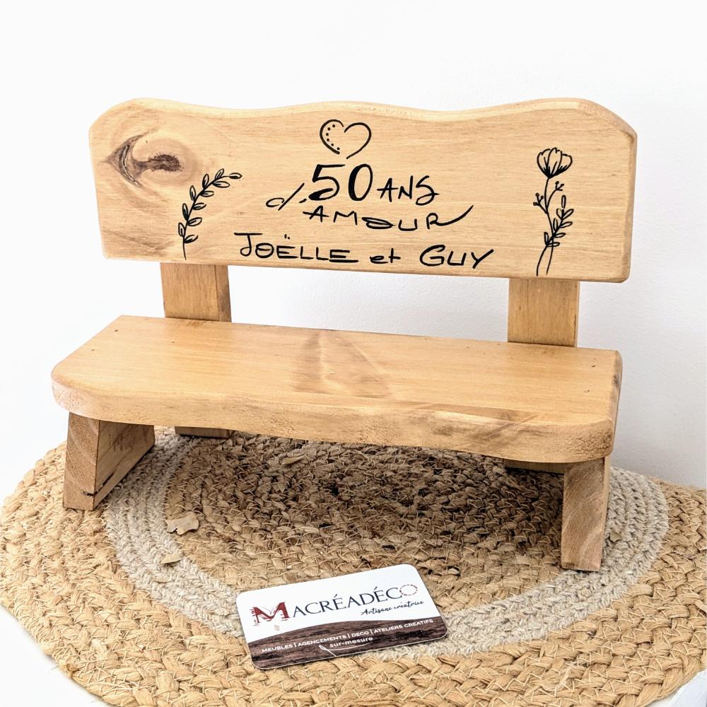 Banc en bois avec message d'amour personnalis&eacute;.