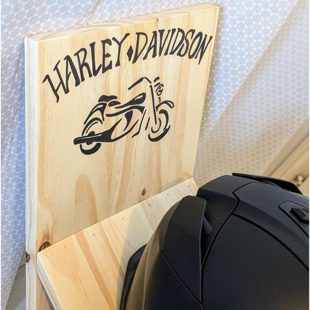 support-rangement-casque-equipement-moto-bois-artisanal Support mural Harley-Davidson avec casque moto.