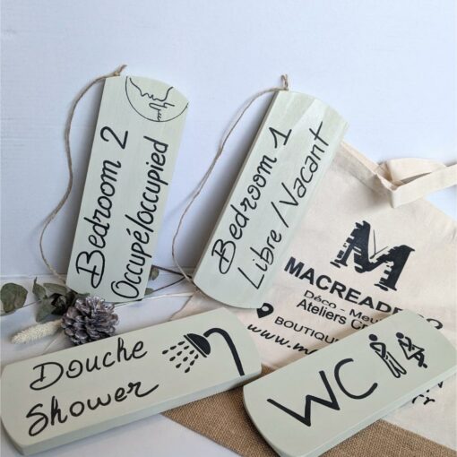 Plaques de chambre et douche en bois peint.