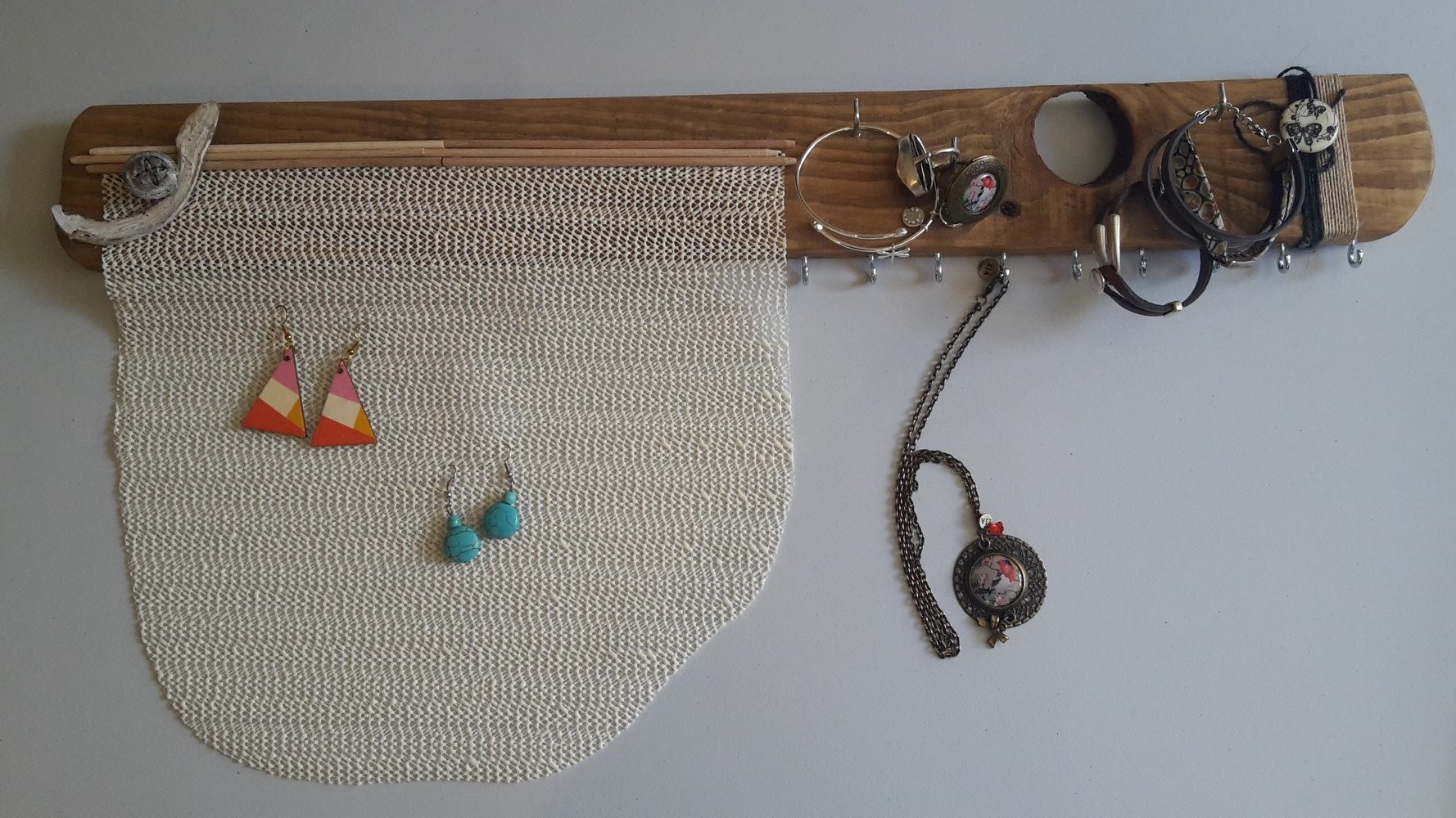 pr&eacute;sentoir-support-bijoux-mural-bois-personnalis&eacute;-artisanal-cadeau-d&eacute;coration