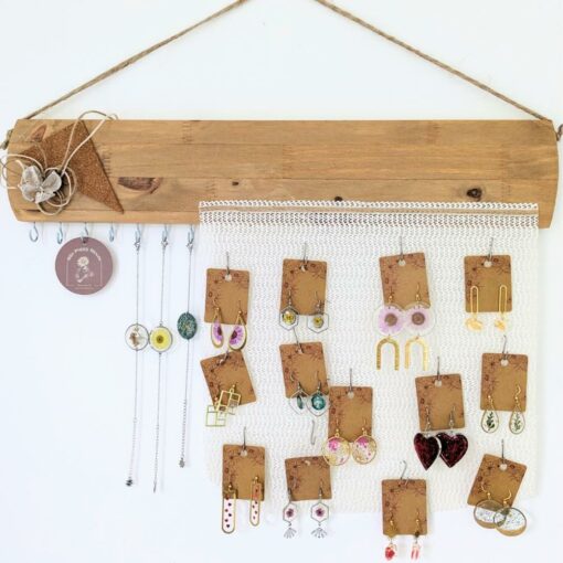 présentoir-support-bijoux-pose-bois-personnalisé-artisanal-cadeau