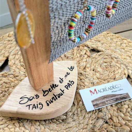 Support bois avec citation inspirante et carte d'entreprise.