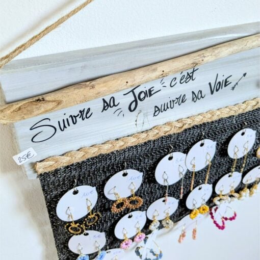Panneau avec bijoux et citation inspirante.