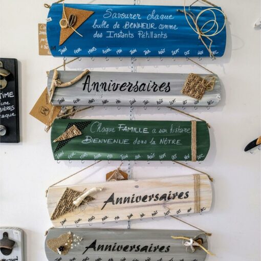 Décorations murales en bois avec inscriptions.