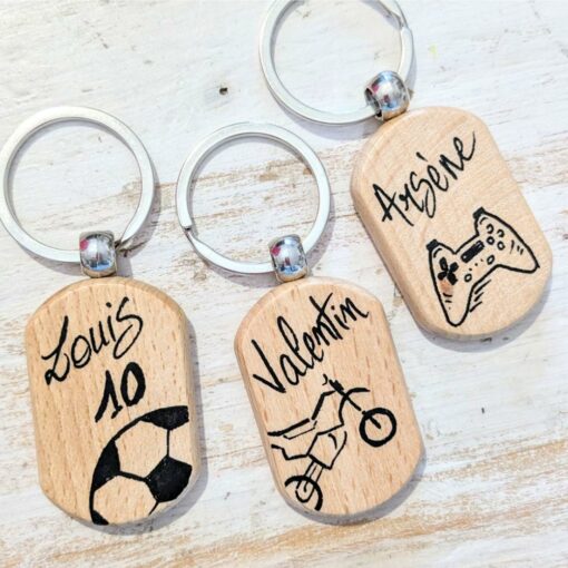 Porte-clés bois personnalisés avec dessins variés.