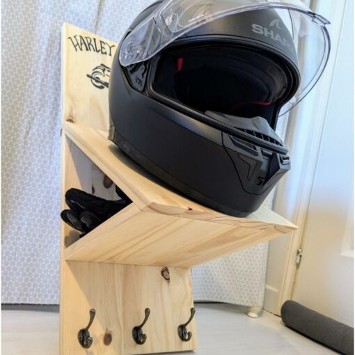 Casque moto sur support mural avec crochets.