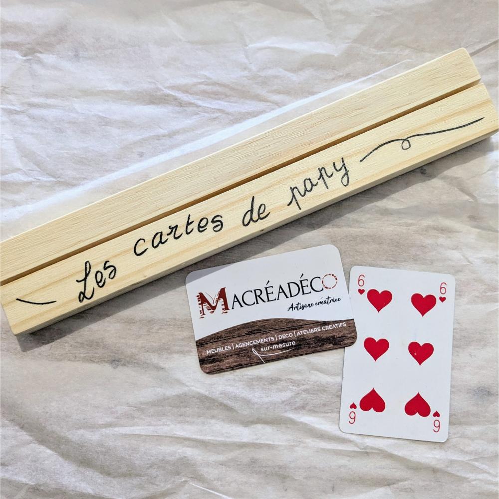 Porte-cartes et carte de jeu à cœur.
