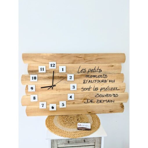 Horloge en bois avec citation inspirante.