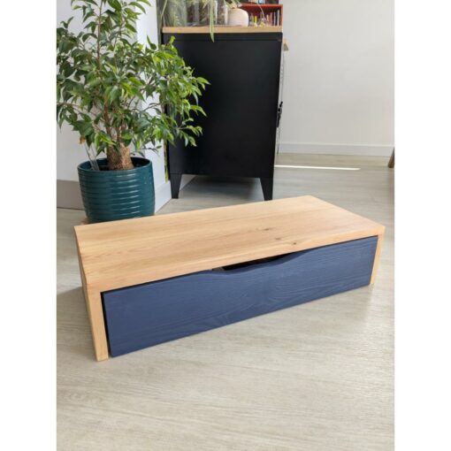 Meuble en bois avec tiroir bleu.