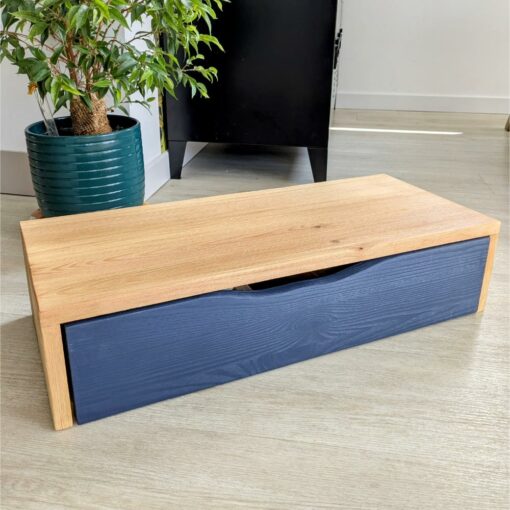 Meuble bas en bois avec tiroir bleu