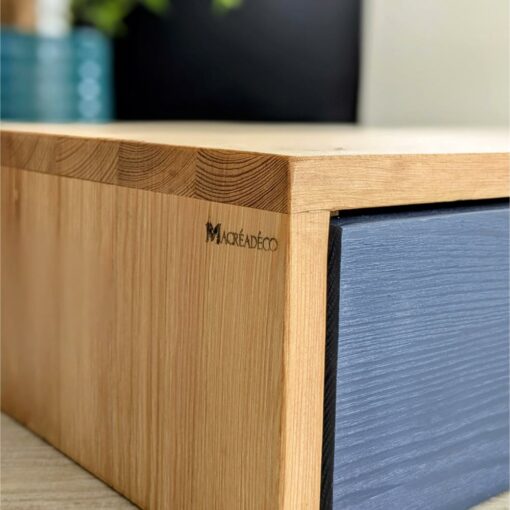 Meuble en bois avec inscription Macréadéco.