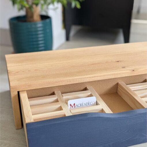 Table basse en bois avec tiroirs ouverts.