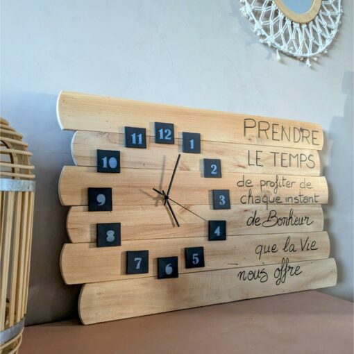 Horloge murale en bois avec une citation inspirante.