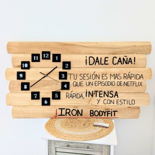Horloge avec message motivationnel en espagnol.