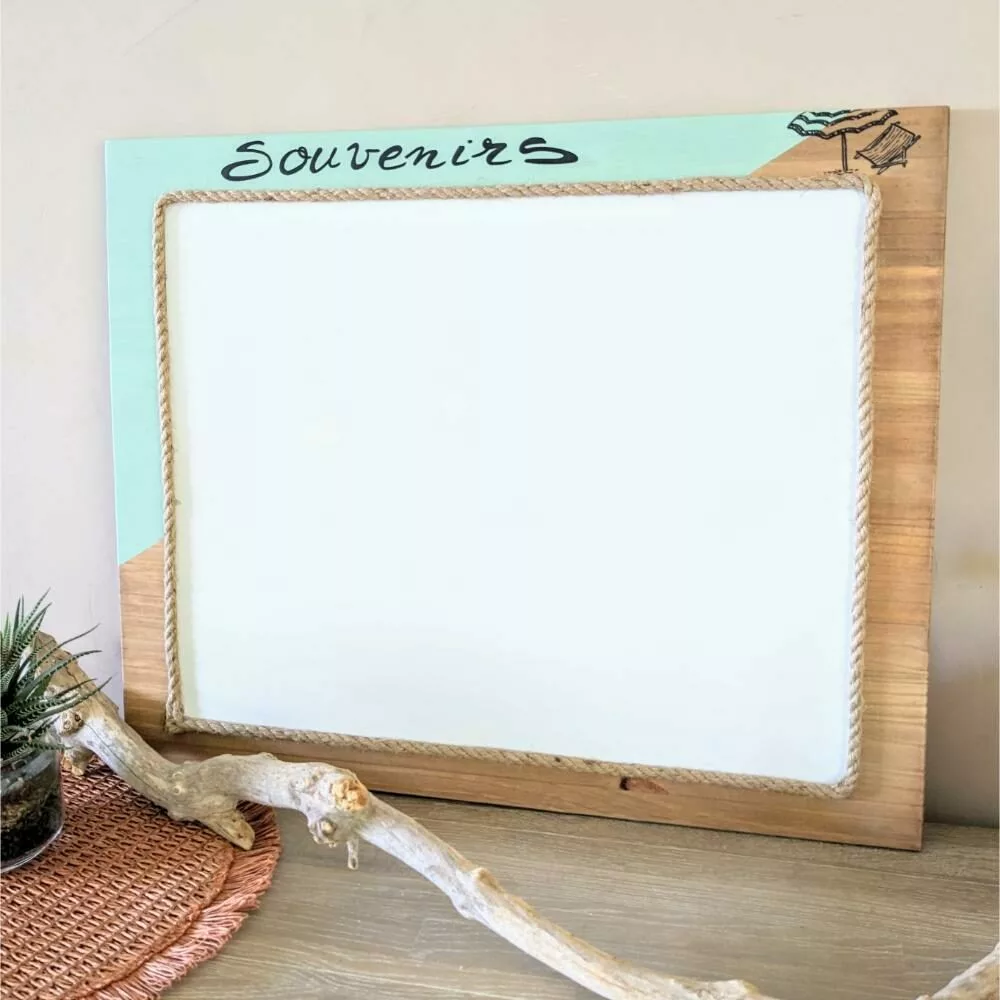 Cadre en bois avec corde et souvenir écrit.