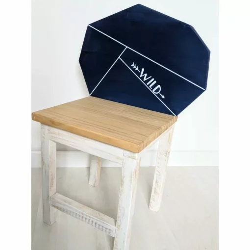 Chaise bois design avec dossier bleu géométrique.