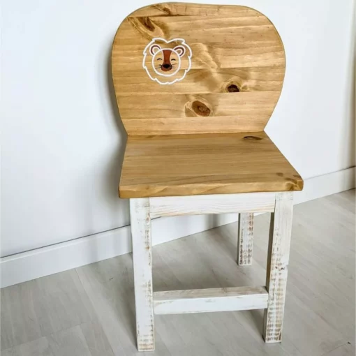 Chaise en bois avec dessin de lion.