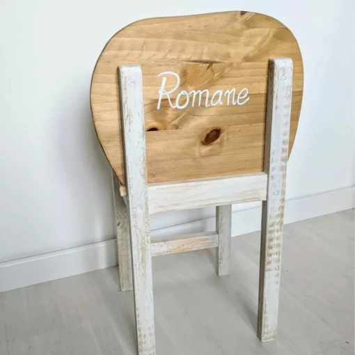 Petite chaise en bois personnalisée.