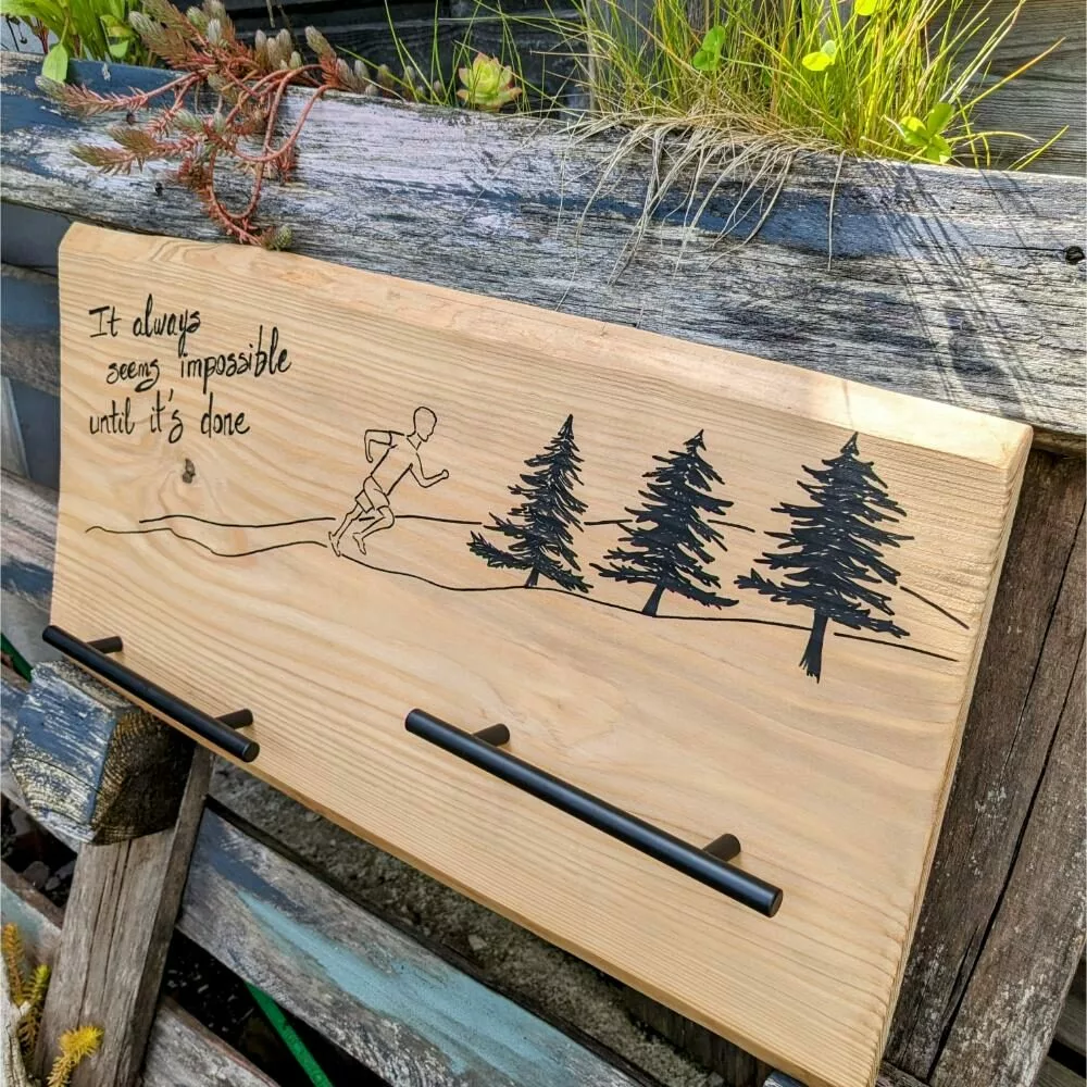 Porte-vêtements en bois avec dessin et citation motivante.