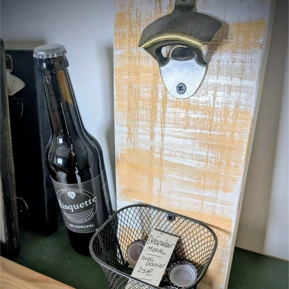 Décapsuleur mural avec panier et bière.